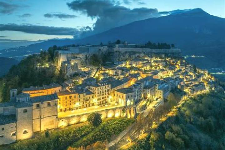 Ariana, 33 — Escort in Chieuti, Italy
