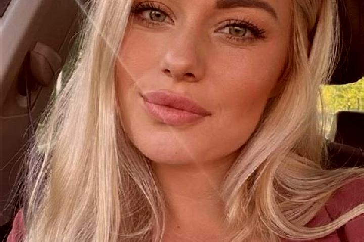 Ariana, 36, a blonde hazel-eyed latina companion based in Sinalunga. Offering Travel Companion, Tantra, Duos. Available for incall and outcall, overnight boo...