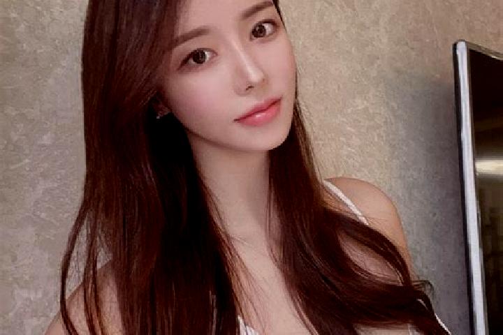 Aubrey, 21 — Escort in Fubin, China