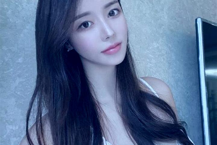 Aubrey, 22 — Escort in Dahuangshan, China