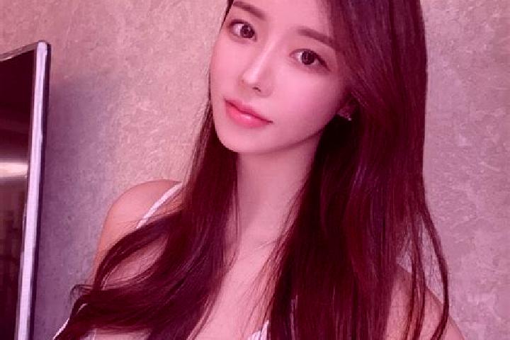 Aubrey, 22 — Escort in Treon, France