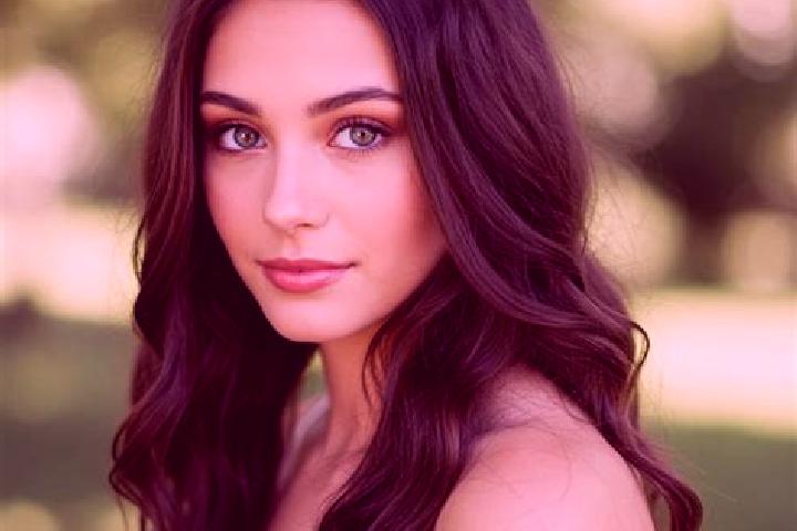 Aubrey, 23, a brunette hazel-eyed caucasian companion based in Castelli. Offering CIM, OWO, Duos. Available for incall and outcall, day and evening dates.
