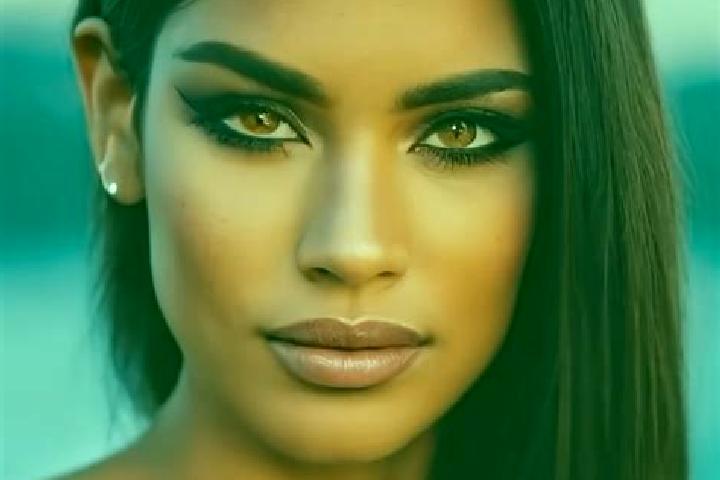 Aubrey, 28, a red amber-eyed latina companion based in Majhiari. Offering Deep French Kissing, CIM. Available for incall and outcall, day and evening dates.
