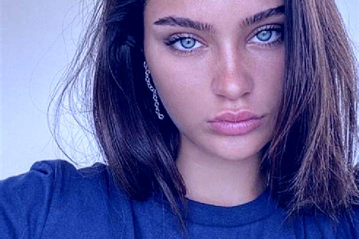 Aubrey, 29, a brunette dark-eyed slavic companion based in Poullitsa. Offering GFE, OWO. Available for incall and outcall, overnight bookings available.