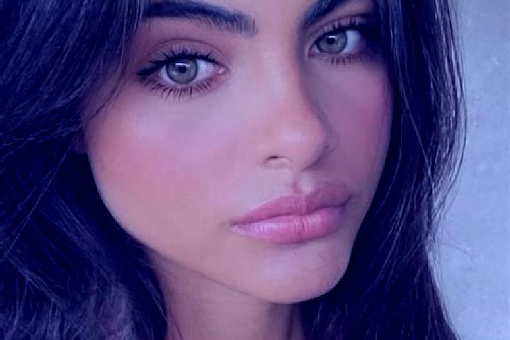 Aurora, 21, a chestnut dark-eyed indian companion based in Nesso. Offering BDSM, Striptease, Couples. Available for incall and outcall, day and evening dates.