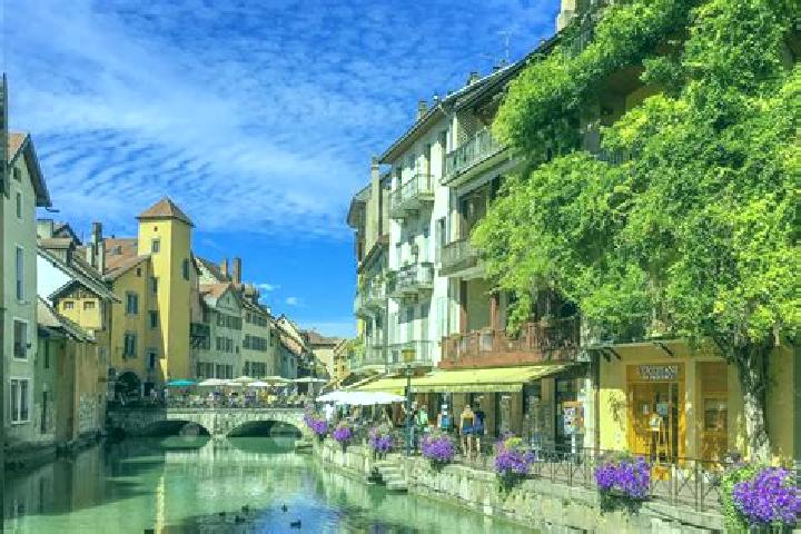 Aurora, 24 — Escort in Marlieux, France