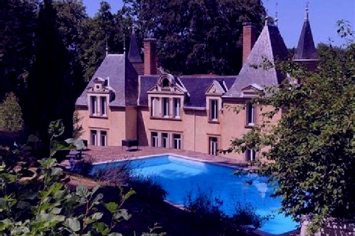 Aurora, 25 — Escort in Villeneuve-de-Marc, France