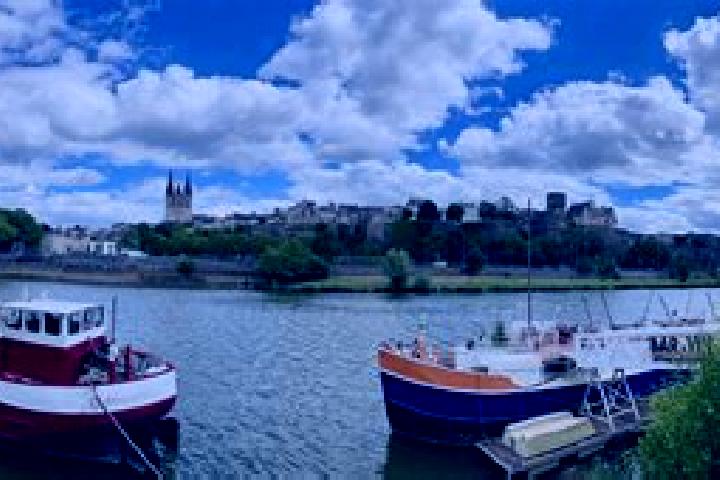 Aurora, 26 — Escort in Chateaurenard, France