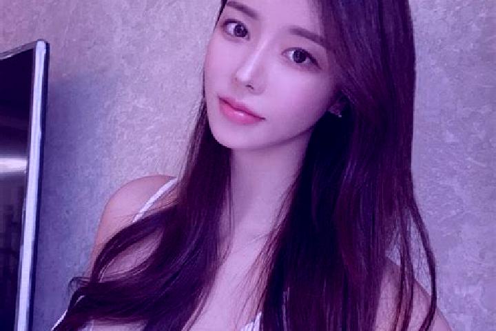 Aurora, 26 — Escort in Lhabupu, China