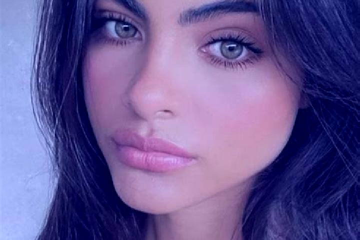 Aurora, 36, a brunette dark-eyed mediterranean companion based in Podelzig. Offering Roleplay, Couples. Available for incall and outcall, day and evening dates.