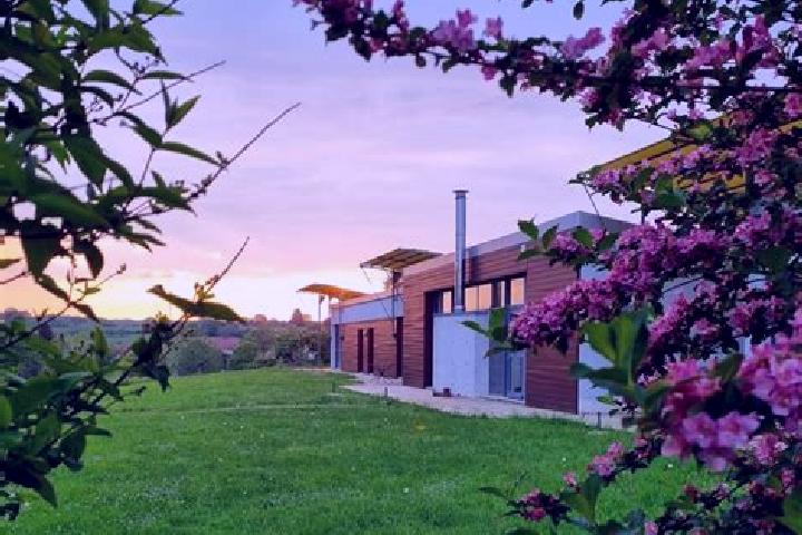 Aurora, 36 — Escort in Noidans-le-Ferroux, France