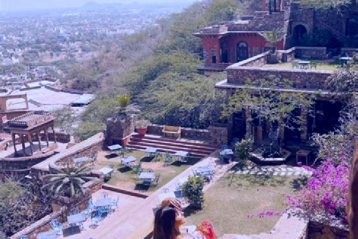 Ava, 21 — Escort in Neemrana, India