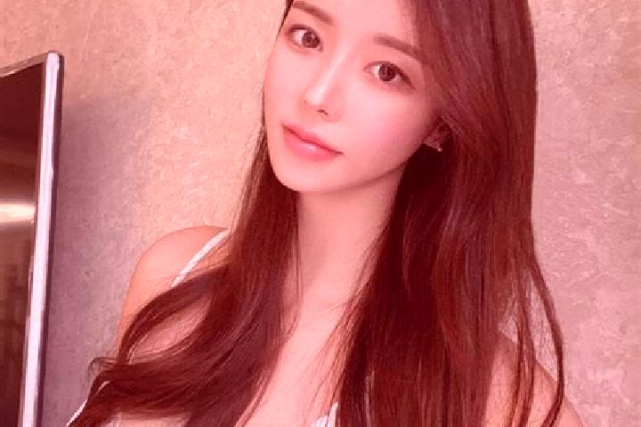Ava, 21 — Escort in Songzhanzai, China