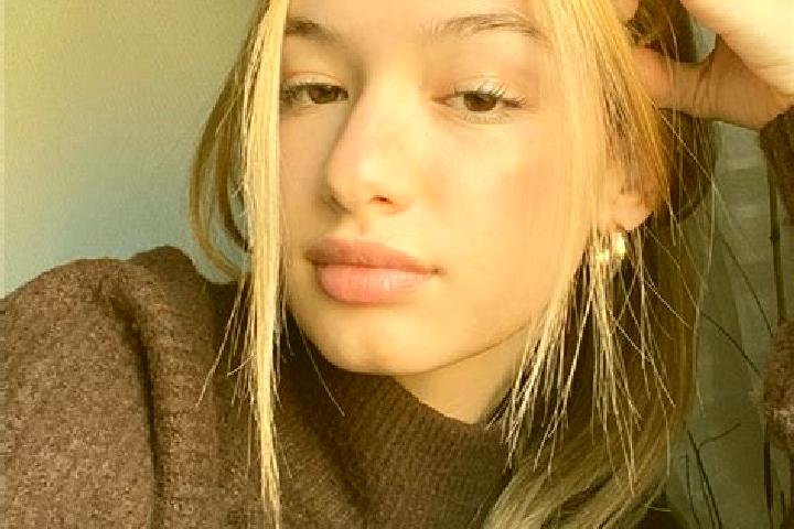 Ava, 31, a blonde brown-eyed asian companion based in Coal Fork. Offering Roleplay, GFE. Available for incall and outcall, overnight bookings available.