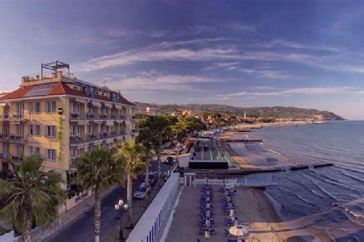 Ava, 34 — Escort in Diano Arentino, Italy