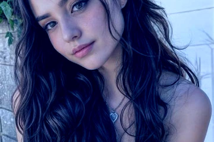 Ava, 35, a auburn hazel-eyed asian companion based in Pogonsili. Offering CIM, OWO, Couples. Available for incall and outcall, overnight bookings available.