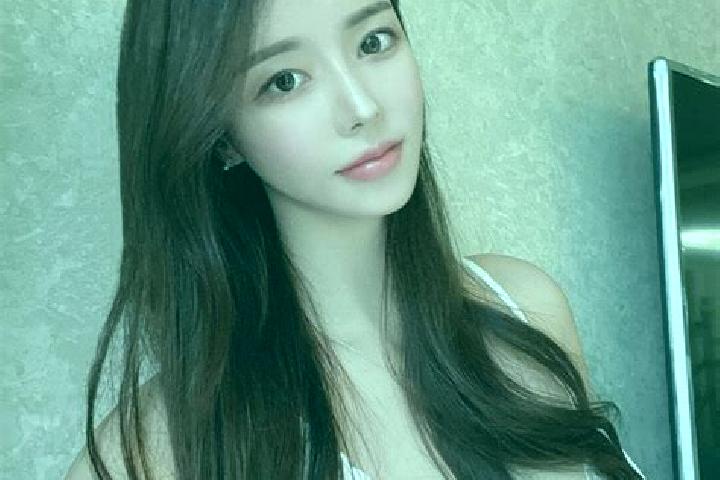Ava, 35 — Escort in Songqiao, China