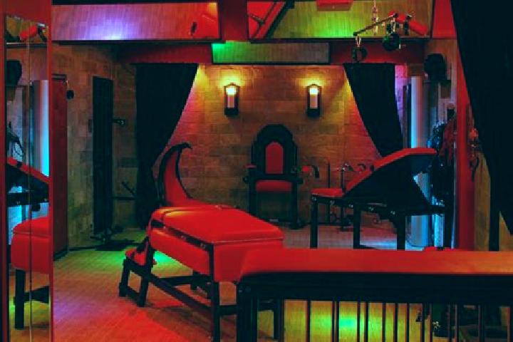 Ava, 39, a red dark-eyed mediterranean companion based in Hongping. Offering Fetish, Domination, BDSM, Striptease. Available for incall and outcall, overnigh...