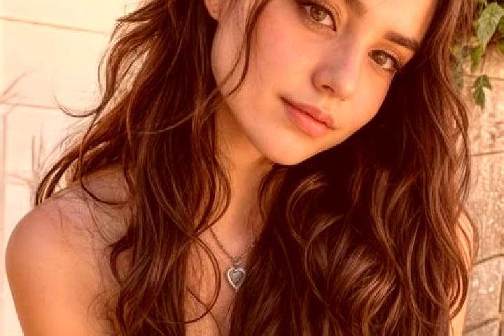 Avery, 20, a auburn brown-eyed caucasian companion based in Ausserweg. Offering Dinner Date, Domination, Duos, OWO. Available for incall and outcall, overnig...