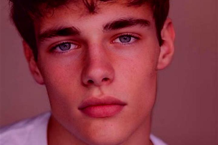 Avery, 21, a black brown-eyed caucasian companion based in Itabirinha. Offering Tantra, A-Level. Available for incall and outcall, day and evening dates.