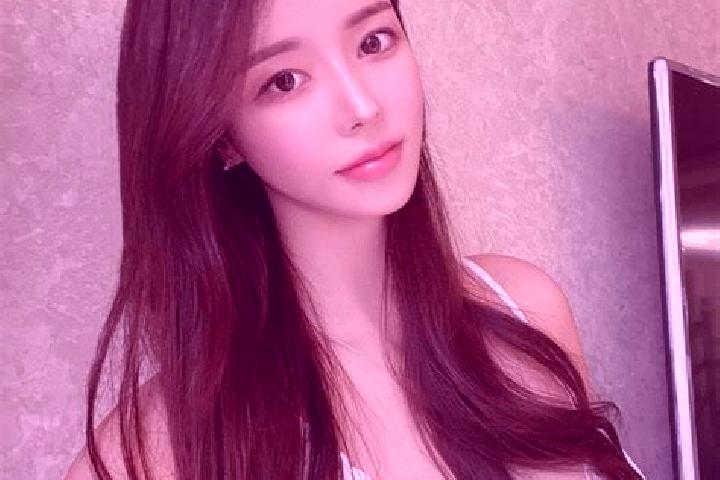 Avery, 21 — Escort in Qingxichang, China