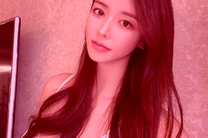 Avery, 21 — Escort in Xishui, China
