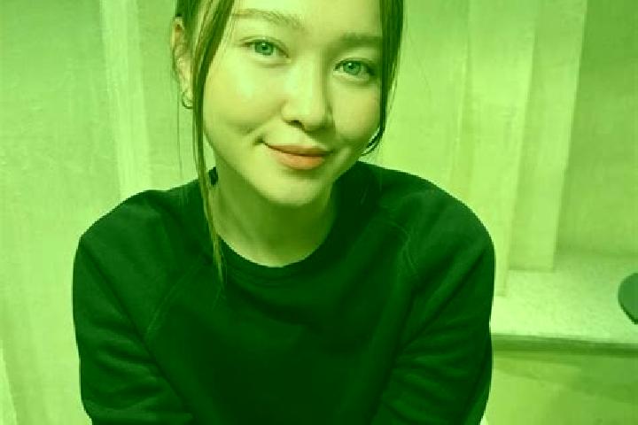 Avery, 25, a dark blonde blue-eyed asian companion based in Hawkesbury. Offering Tantra, OWO. Available for incall and outcall, day and evening dates.