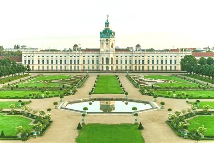 Avery, 27 — Escort in Charlottenburg, Germany