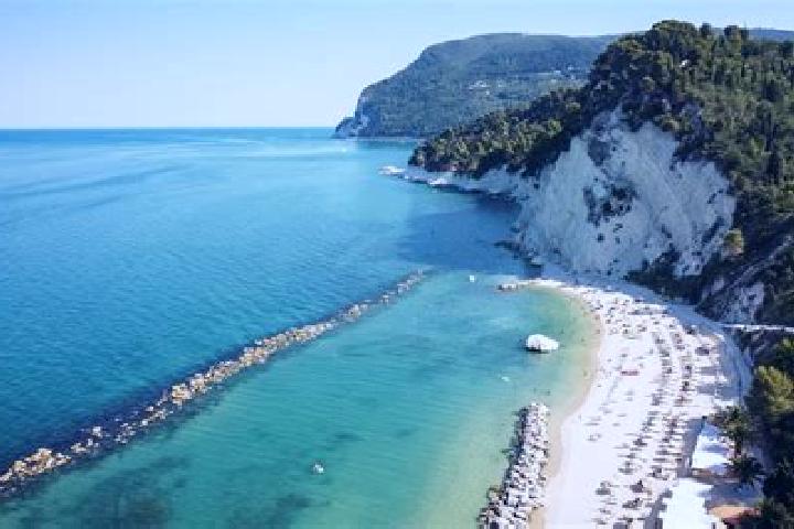 Avery, 34 — Escort in Passo di Treia, Italy
