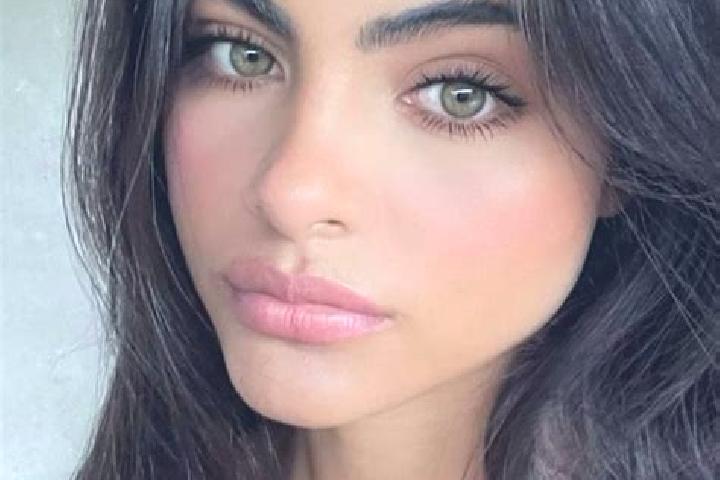 Avery, 36, a brunette dark-eyed european companion based in Beligneux. Offering Erotic Massage, Roleplay, Deep French Kissing. Available for incall and outca...