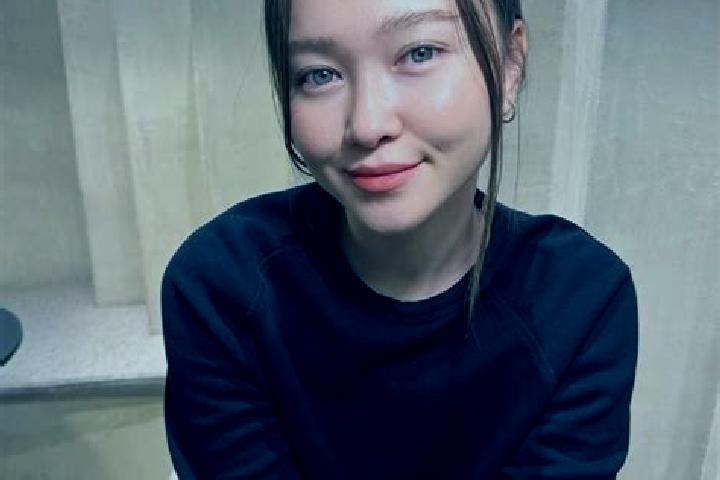Chloe, 20, a chestnut blue-eyed asian companion based in Bakanas. Offering Roleplay, BDSM, Erotic Massage. Available for incall and outcall, day and evening ...