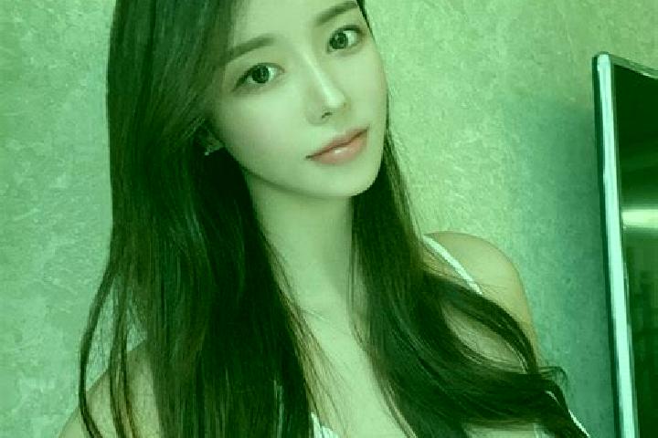 Chloe, 20 — Escort in Miaogou, China