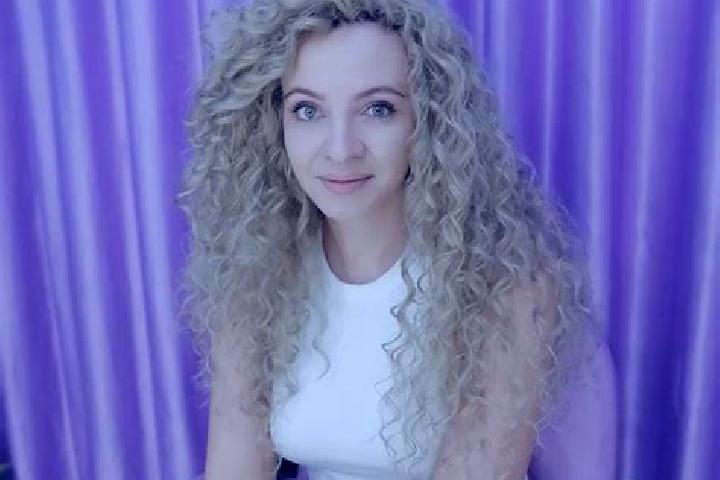 Chloe, 20 — Escort in Muravlenko, Russia