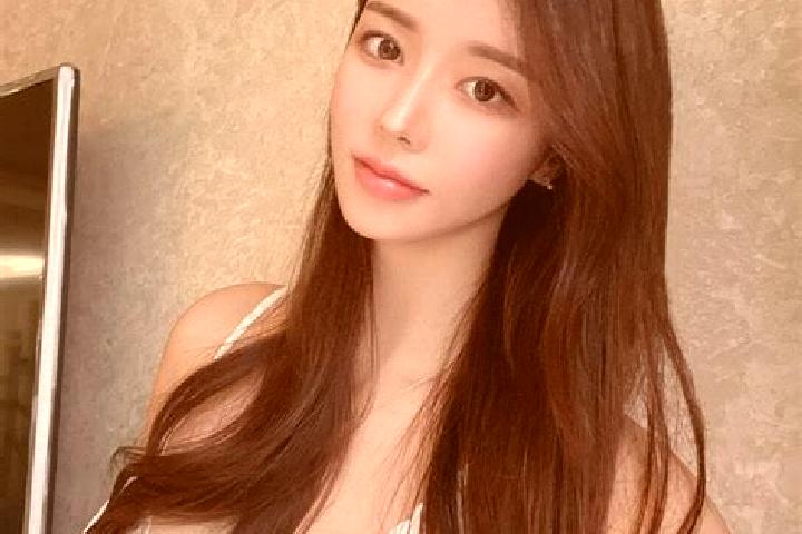 Chloe, 20 — Escort in Sukahurip, Indonesia