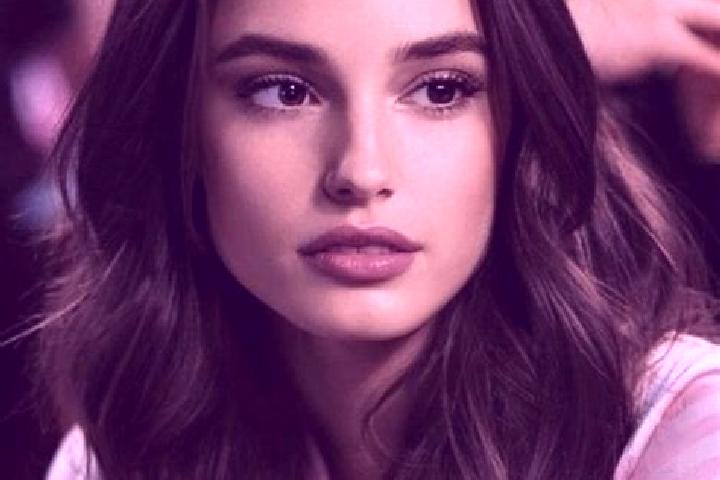 Chloe, 21, a brunette brown-eyed asian companion based in Sarang. Offering GFE, A-Level, Couples, BDSM. Available for incall and outcall, overnight bookings ...