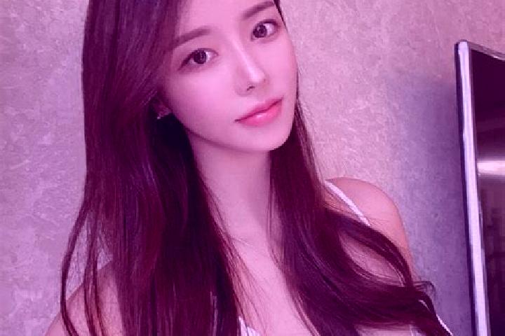 Chloe, 21 — Escort in Sobo, Indonesia