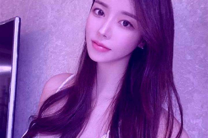 Chloe, 22 — Escort in Khairiahmandah, Indonesia