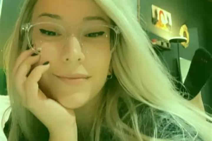 Chloe, 23, a blonde dark-eyed mixed companion based in Nienberge. Offering Dinner Date, OWO, Deep French Kissing. Available for incall and outcall, overnight...