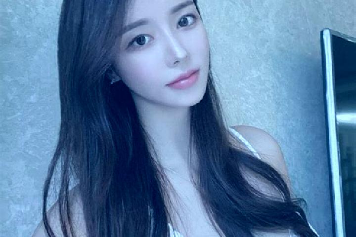 Chloe, 23 — Escort in Recobanteng, Indonesia