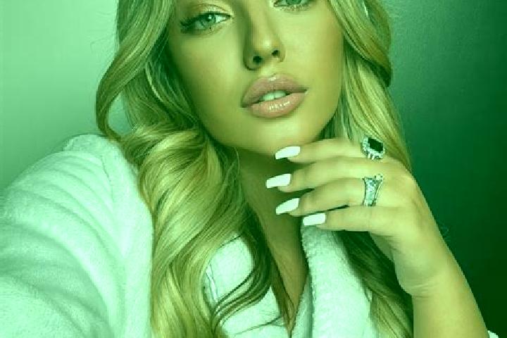 Chloe, 23 — Escort in Skorodnoye, Russia