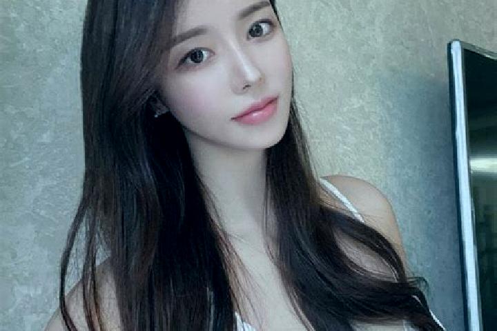 Chloe, 23 — Escort in Topterek, China