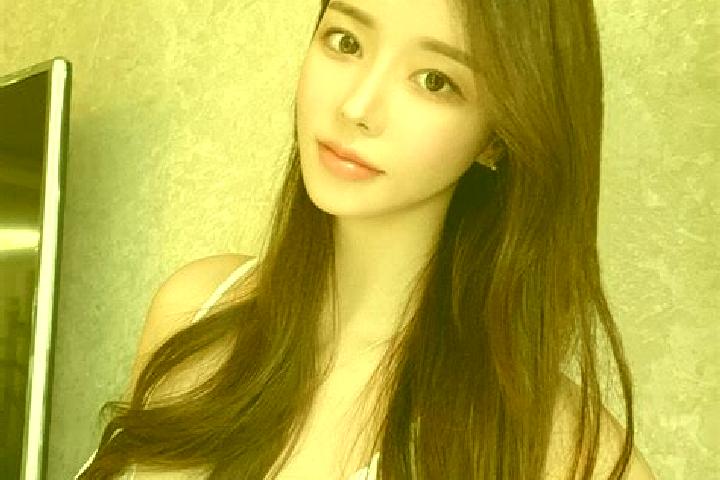 Chloe, 23 — Escort in Ziketan, China