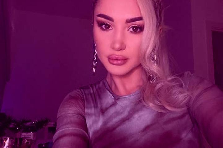 Chloe, 24, a blonde amber-eyed mediterranean companion based in Athens. Offering GFE, Striptease, Dinner Date, Duos, Travel Companion. Available for incall a...