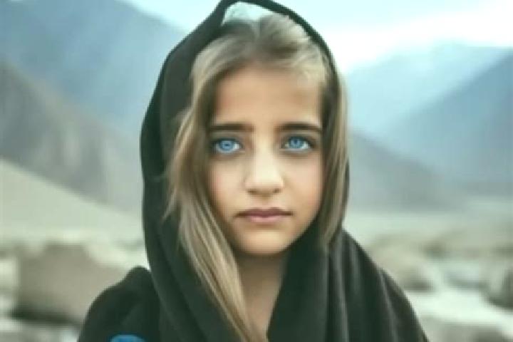 Chloe, 24, a blonde brown-eyed middle eastern companion based in Ponto Chique. Offering BDSM, Roleplay, Couples, Deep French Kissing, CIM. Available for inca...