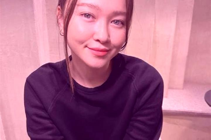 Chloe, 24, a red blue-eyed asian companion based in Sailly-en-Ostrevent. Offering Couples, Deep French Kissing, OWO. Available for incall and outcall, overni...