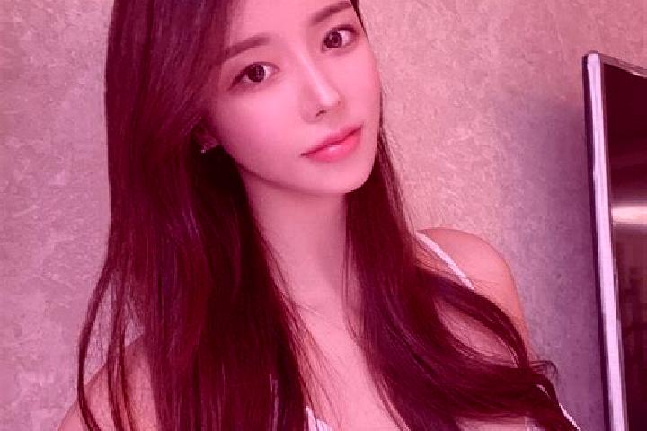 Chloe, 24 — Escort in Reuleuet, Indonesia