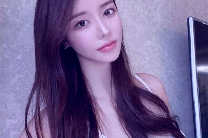 Chloe, 24 — Escort in Sinapel, Indonesia