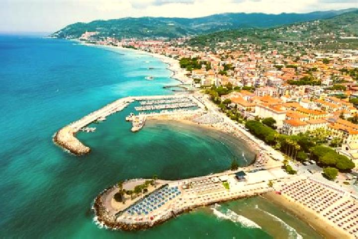 Chloe, 25 — Escort in Diano San Pietro, Italy
