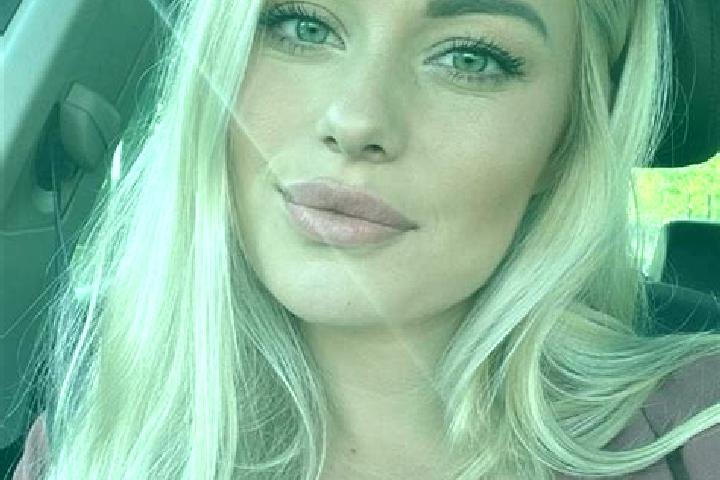 Chloe, 26, a blonde hazel-eyed ebony companion based in Zarza la Mayor. Offering Girlfriend Experience, Massage, Striptease. Available for incall and outcall...