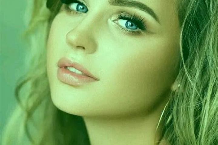 Chloe, 27, a dark blonde blue-eyed mediterranean companion based in Villefargeau. Offering Couples, GFE, Duos, Massage. Available for incall and outcall, day...